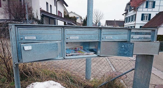 Die zerstörten Briefkästen an der Winkelstrasse in Jonschwil. (Bild: PD)