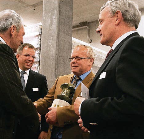 Die Gebrüder Möhl (Markus, Mitte, und Ernst, rechts) nehmen den «Thurgauer Apfel» aus den Händen von Peter A. Schifferle (links) und TKB-CEO Peter Hinder entgegen. (Bilder: Max Eichenberger)