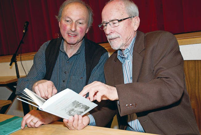 Das neue Mundartbuch von Peter Eggenberger (rechts) wurde von Werner Meier-Hartmann illustriert. (Bild: Isabelle Kürsteiner)