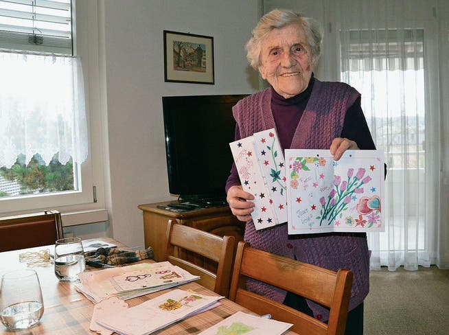 Gritli Schmied mit den vielen Zeichnungen und Dankesbriefen, die sie regelmässig erhält. (Bild: Natalie Milsom)