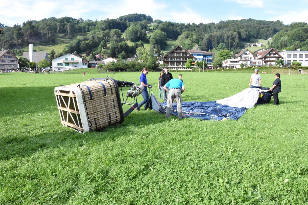 Bei den Vorbereitungen vor dem Start von der Ballonwiese Mühlau in Ebnat-Kappel ist die Hilfe von allen Passagieren gefragt. (Bild: Urs M. Hemm)