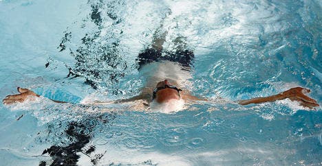 Ruhe vor dem Ansturm: Max Mazenauer schwimmt kurz nach 7 Uhr im 25-Meter-Becken des Blumenwies. Eine halbe Stunde später kommen sich Schwimmer bereits in die Quere. (Bild: Reto Martin)