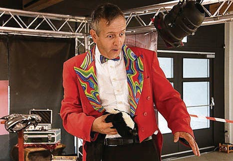 Magier Martin Tschanett während seiner Zaubershow. (Bild: Michel Burtscher)