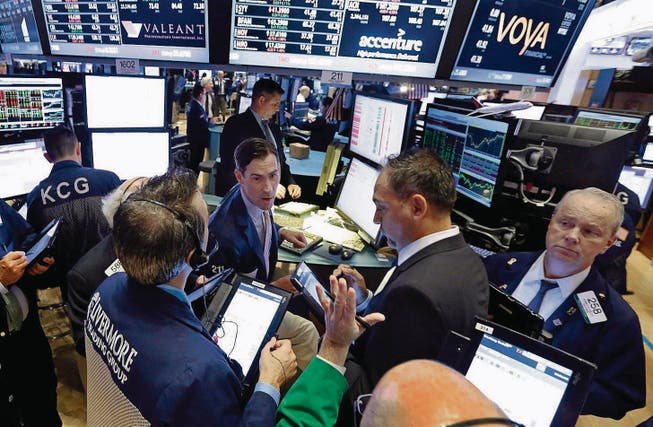 Händler am Ende eines Handelstags an der New Yorker Börse: Worauf müssen sich die Aktienmärkte 2016 einstellen? (Bild: ap/Richard Drew)