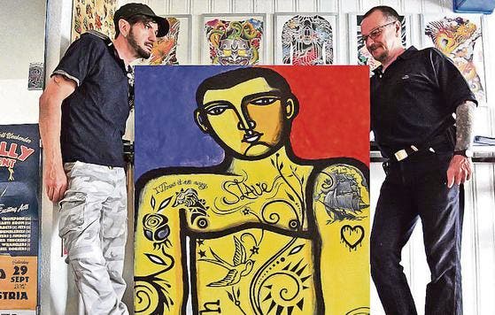Arbeiten ausgezeichnet zusammen: Der Pop-Art-Künstler Marco De Lucca (links) und der bekannte Rheinecker Tattoo-Artist Dischy. (Bild: pd)