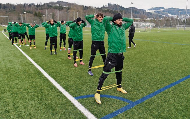 Die erste Trainingswoche des FC St. Gallen ist vorbei. Albert Bunjaku (vorne) und seine Teamkollegen kommen trotz der Kälte ganz schön ins Schwitzen. (Bild: freshfocus/Valeriano Di Domenico)