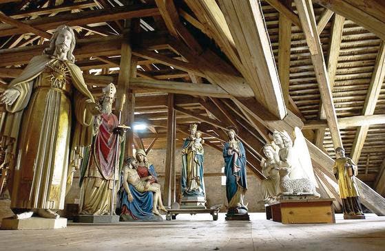 Herz-Jesu, St. Nikolaus & Co. An die 20 Heiligenfiguren lagern unterm Dach der katholischen Kirche und fristen hier ein Mauerblümchendasein. (Bild: Max Tinner)