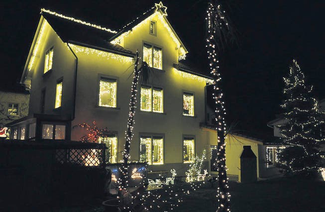 In der Weihnachtszeit erstrahlt das Haus der Hüttenmosers im Lichte Tausender Lämpchen. (Bilder: Silvan Meile)