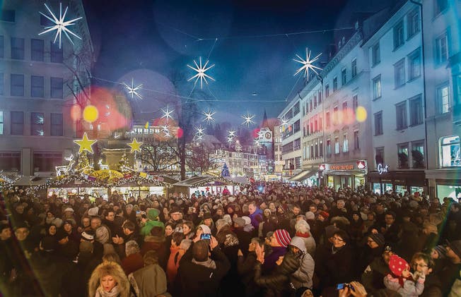 Mehrere hundert Personen schauten sich gestern in der Marktgasse an, wie die Weihnachtsbeleuchtung "Aller Stern" eingeschaltet wurde. (Bild: Michel Canonica)