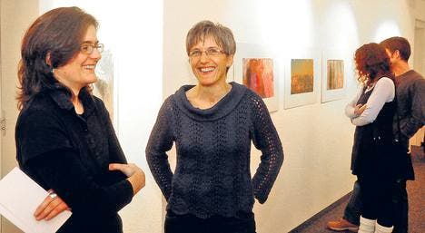 Regula Fischer (Zweite von links) zeigt in der Galerie zur Alten Bank ihre Arbeiten. (Bild: can.)