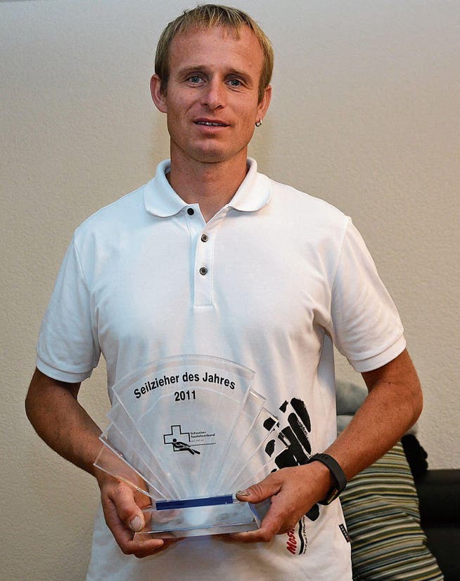 Hanspeter Brändle mit der Auszeichnung, die er bei der Wahl zum Seilzieher des Jahres 2011 erhalten hat. (Bild: Beat Lanzendorfer)