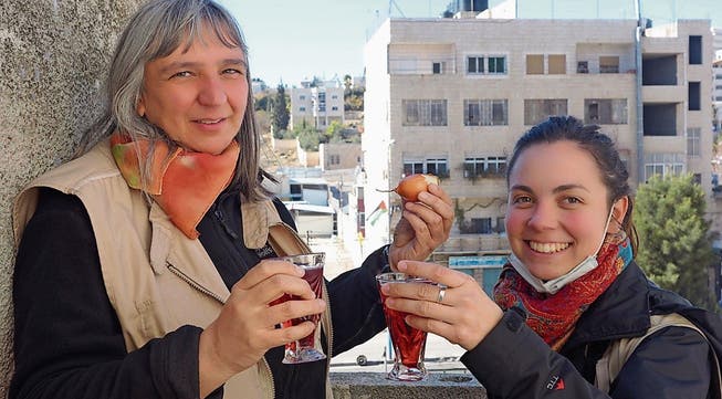 Die Degersheimer Theologin Bettina Flick (links) mit einer weiteren Menschenrechtsbeobachterin nach den gewaltsamen Ausschreitungen in Hebron. (Bilder: PD)