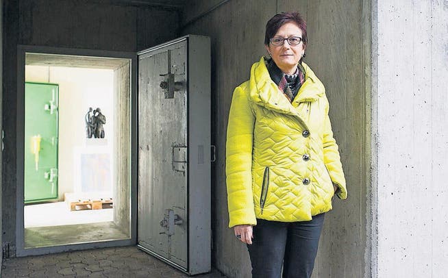 Christine Musits vor dem Eingang des Kunstdepots am Kantonsspital St. Gallen. (Bild: Luca Linder)