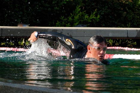 Rekordversuch: Jürg Ammann will ohne Pause 24 Stunden schwimmen. (Bild: pd)