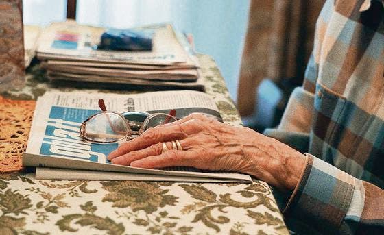 Das Zeitvorsorge-Modell sieht vor, dass rüstige Rentner nicht mehr so fitte Senioren zu Hause oder im Heim unterstützen. Dienstleistungen könnten das Einkaufen, Putzen im Haushalt, aber auch das Vorlesen der Zeitung sein. (Bild: ky/Gaetan Bally)