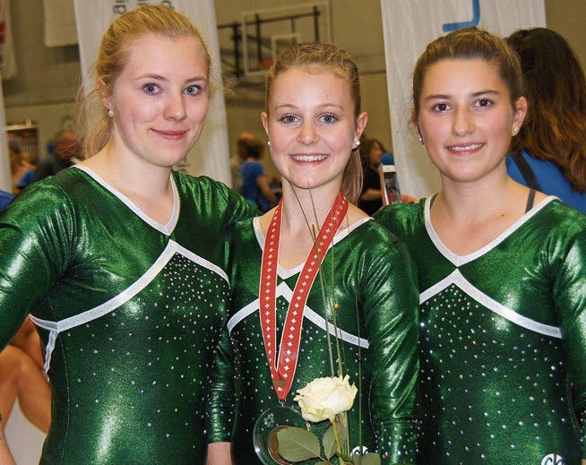 Goldmedaillengewinnerin Flavia Heule (Mitte) mit ihren Widnauer Vereinskolleginnen Eliane Jost (links) und Julia Gantenbein. (Bild: pd)