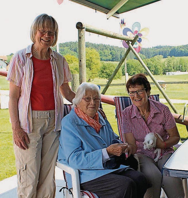 Thea Eberhard (rechts) betreut Maria Poppen (Mitte). Ihre Tochter Esther Kressibucher ist sehr froh über das Angebot. (Bild: Manuela Bruhin)