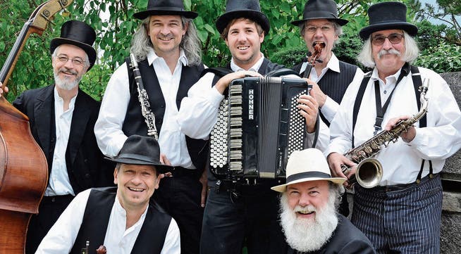 Die sechs Instrumentalisten mit Wolfgang Sieber (weisser Hut). (Bild: PD)