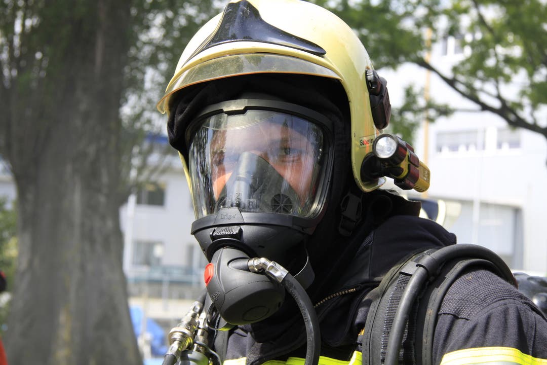 Schutz mit einer Atemschutzmaske gegen den Gestank und die Dämpfe des verbrannten Kunststoffs. (Bild: Rudolf Hirtl)