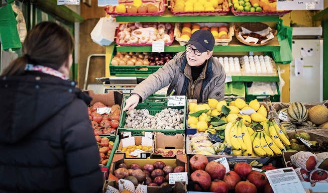 Markthändlerin Rita Zenglein weiss, ob die Tomaten schon aromatisch schmecken oder die Clementinen noch saftig sind. (Bild: Michel Canonica)