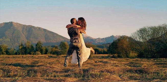 Kuss im Sumpfgebiet: Das Hochzeitspaar im Video. (Bild: Screenshot/Mauvepictures)