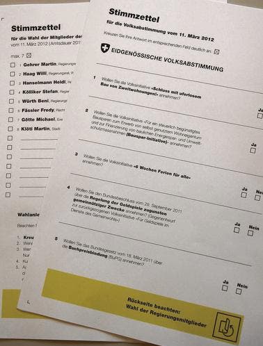 Der doppelseitig bedruckte Stimm- und Wahlzettel vom 11. März 2011, allerdings ergänzt mit einem auffälligeren Hinweis als damals auf den rückseitigen Wahlzettel für die Kantonsregierung. (Bild: Reto Voneschen)