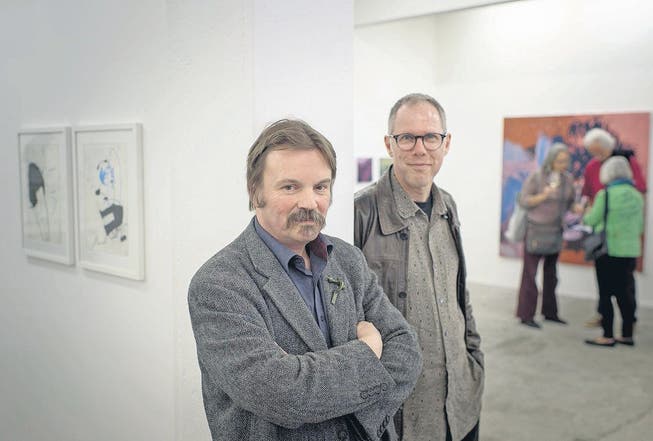 Die Künstler Adalbert Fässler aus Appenzell und Thomas Muff aus Luzern bei der Präsentation ihrer Werke in der Galerie Paul Hafner. (Bild: Michel Canonica)