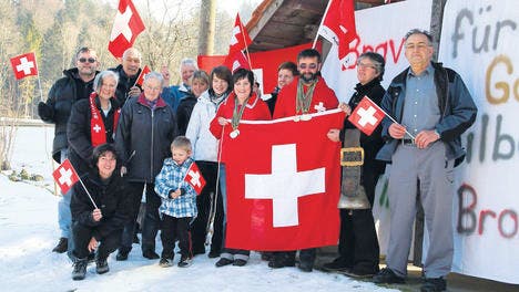 Herzlicher Empfang in Nassen: Die beiden Medaillenabräumer Martina und Röbi Knaus (rote Jacken) wurden von Freunden willkommen geheissen. (Bild: mgr)