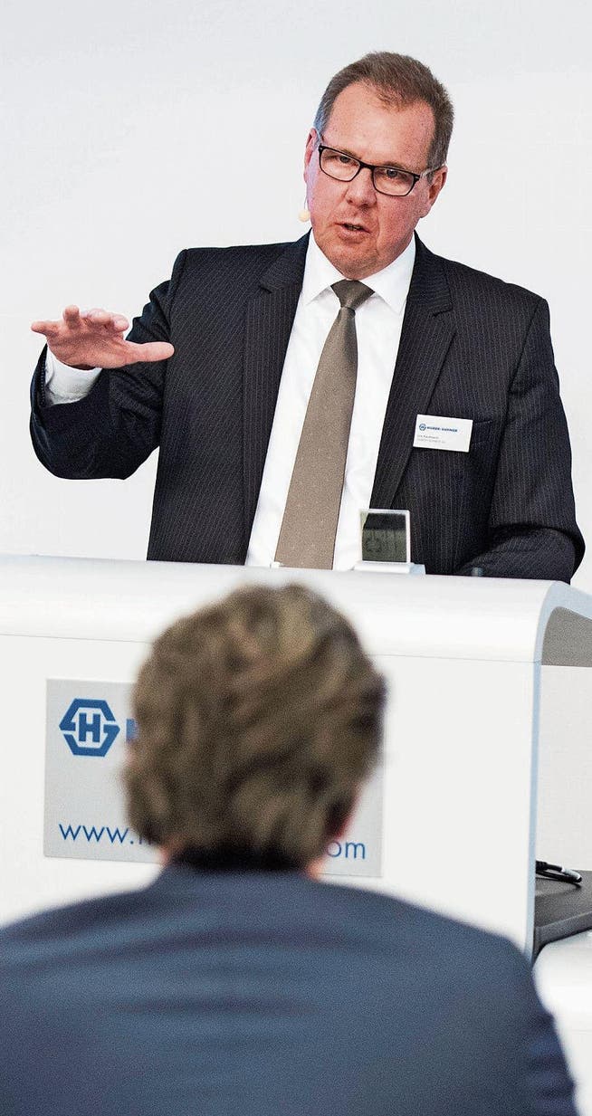 Huber+Suhner-Chef Urs Kaufmann präsentiert die Geschäftszahlen. An der Generalversammlung ist er als neuer Präsident des Verwaltungsrates vorgeschlagen. (Bild: Ennio Leanza/KEY (Zürich, 14. März 2017))