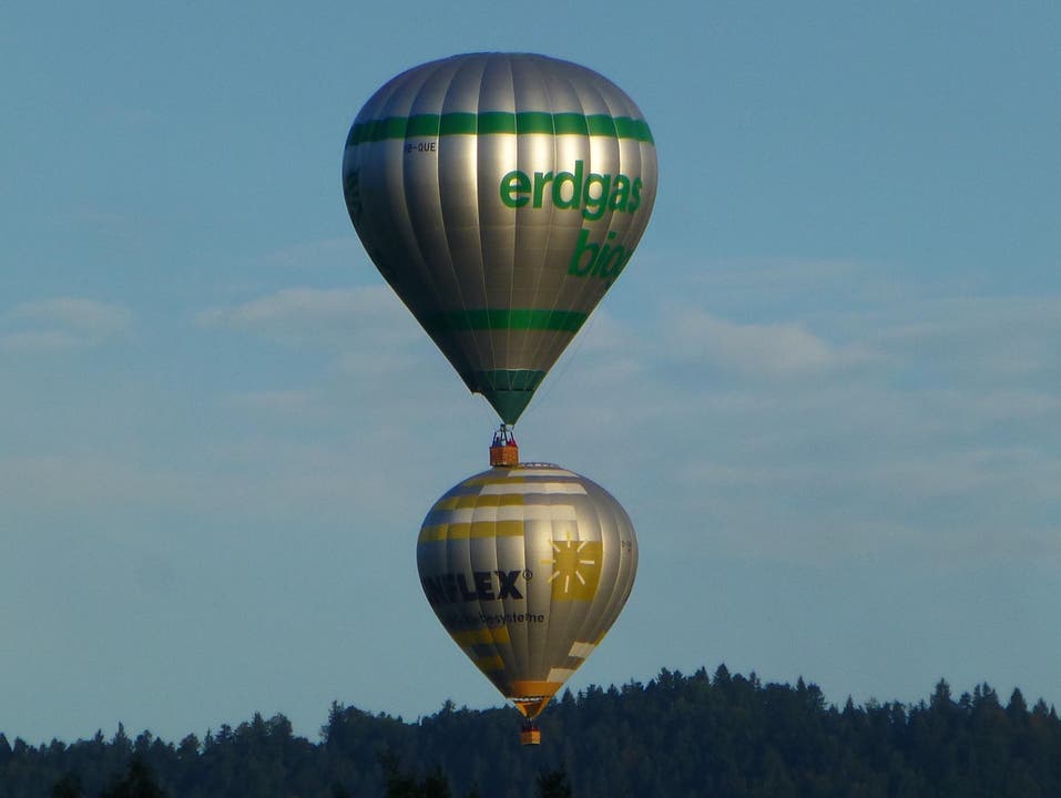 Die Perspektive täuscht: Die Ballone sind nicht auf Kollisionskurs. (Bild: Ingeborg Stauber)