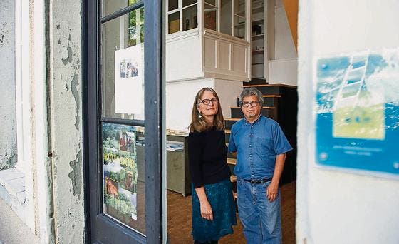 Zwei der ersten Stunde: Sophia Keller und Manuel Girón vor der Casa Latinoamericana in der Eisengasse. (Bild: Urs Bucher)