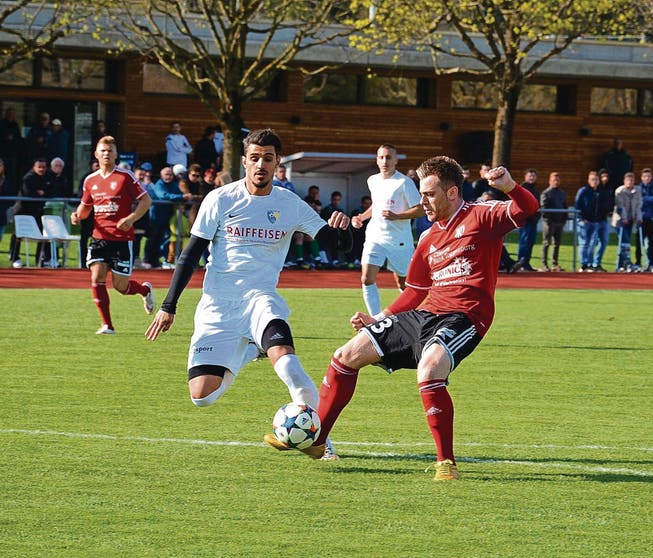 Kurz nach dieser Szene traf Maksuti bereits zum 1:0 für den FC Bazenheid. (Bild: Beat Lanzendorfer)