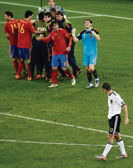 Der Verlierer und die Sieger: Miroslav Klose passiert die jubelnde spanische Nationalmannschaft. (Bild: AP/Themba Hadebe)