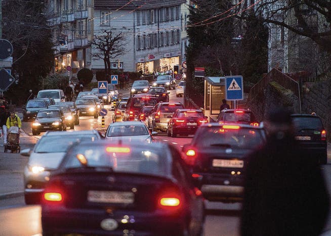 Auf den städtischen Hauptverkehrsachsen kommt es fast täglich zu Staus. Die Stadt will das Problem mit verschiedenen Massnahmen lösen. (Bild: Benjamin Manser)