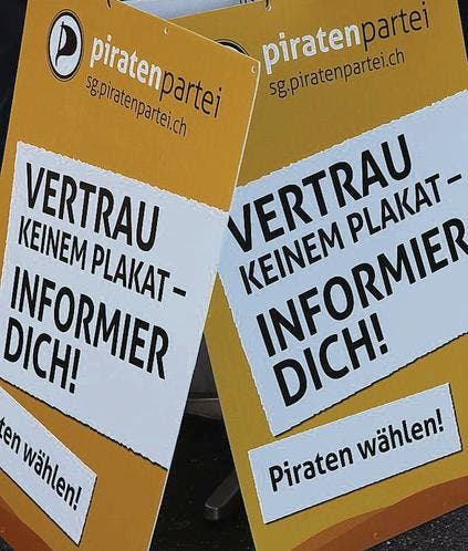 Plakate der Piratenpartei an einem Infostand vor den Kantonsratswahlen vom letzten März. (Archivbild: Reto Voneschen)