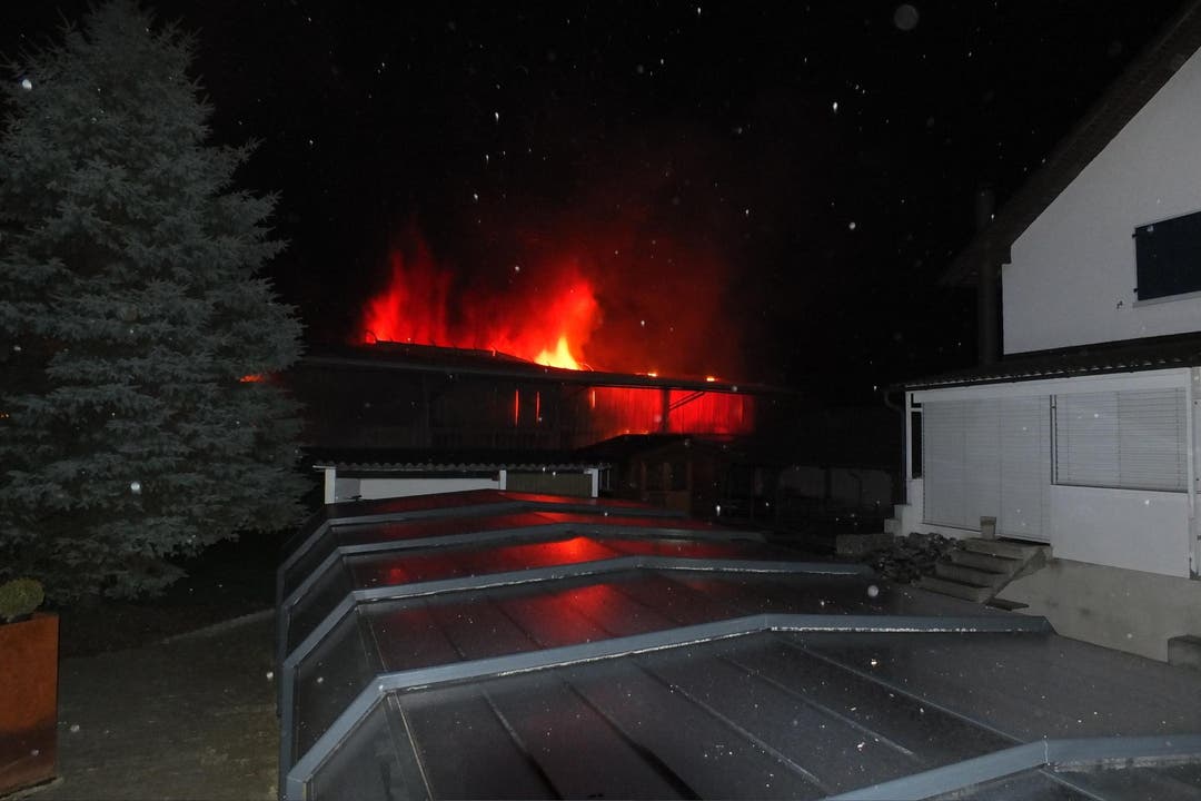 Der Brand wurde vom Firmenbesitzer kurz nach 1 Uhr gemeldet. (Bild: Kapo SG)