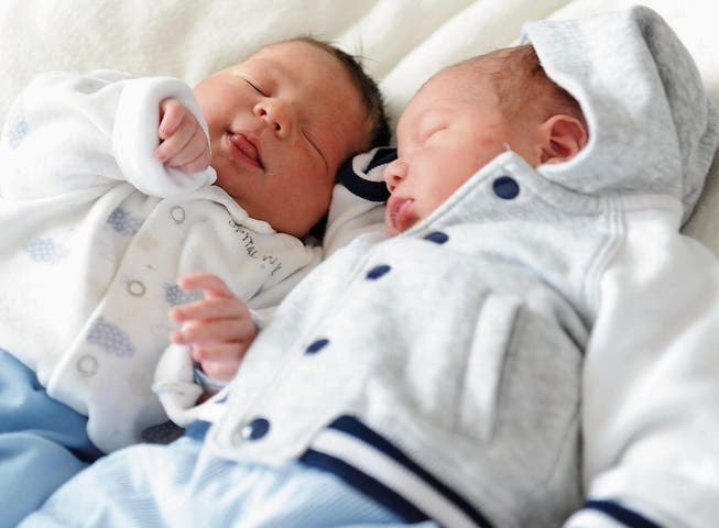 Das letzte Wiler Baby 2017 und das erste 2018 Seite an Seite: Dominik Zaton (links) wurde an Silvester rund sechseinhalb Stunden vor Mitternacht geboren. Aldin Tahiraj erblickte an Neujahr um 23.22 Uhr das Licht der Welt. (Bild: PD)