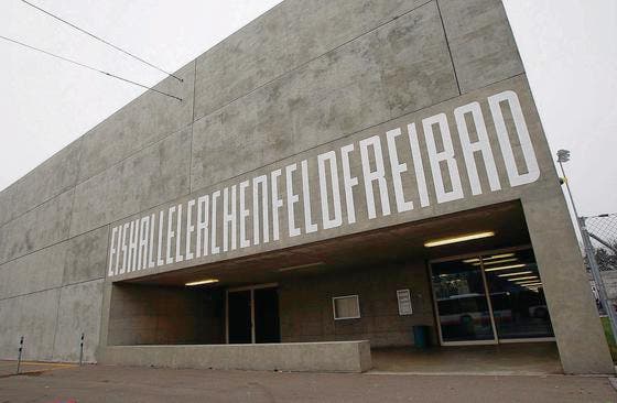 Etwas grau und verwirrend präsentiert sich auch die Heimstätte des EHC St. Gallen, die Eishalle Lerchenfeld. (Bild: Urs Jaudas)