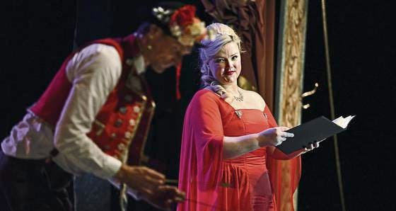 Klappt das wirklich mit der musikalischen Begleitung? Opernsängerin Angela Fout als Opernsängerin Erna Timm im «Messias». (Bild: pd/Tine Edel)