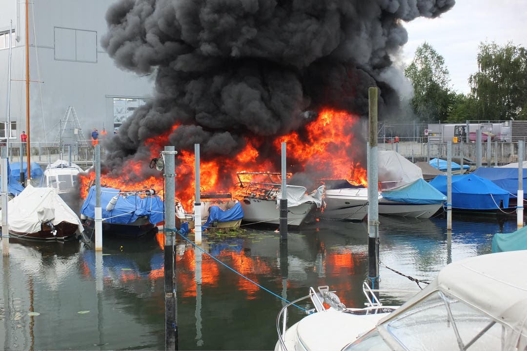 Beim Brand der Boote entwickelt sich dichter, schwarzer Rauch. (Bild: Kapo SG)