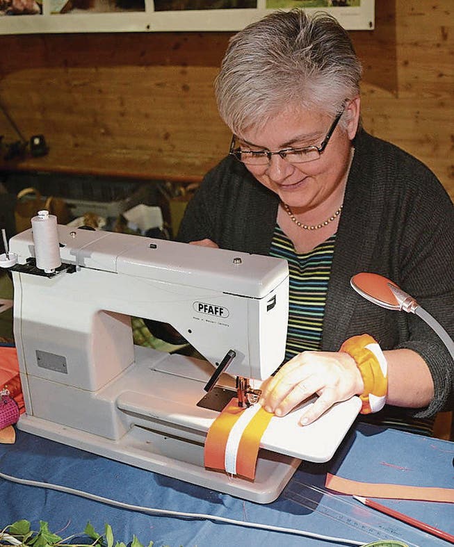 An ihrer Nähmaschine setzt Luzia Bleiker ihre Ideen um. So entstand auch ihre Kollektion von Bein- und Armstulpen, die sie am Toggenburger Bauernmarkt Ende Oktober präsentierte und welche Verkehrsteilnehmer sichtbar machen. (Bilder: Adi Lippuner)