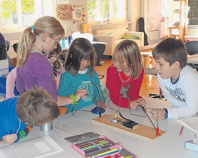 Kinder an der Primarschule Tobel experimentieren mit Strom. (Bild: pd)