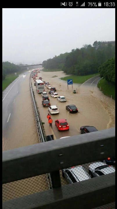 Die überflutete Autobahneinfahrt. (Bild: Colin Fischer/Leserbild)