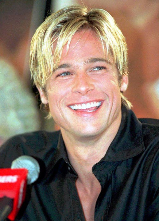 Brad Pitt bei der Premiere zu "Seven Years in Tibet" (1997): Der erblondete Beau mimte im Film den österreichischen Bergsteiger Heinrich Harrer und geriet dafür in die Kritik. Harrer war Mitglied der SS. (Bild: Keystone)