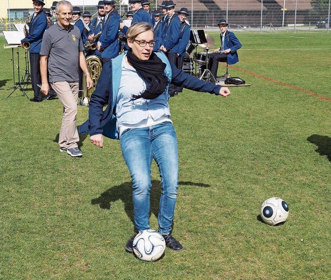 Wie ein Fussballprofi: Gemeinderätin Susann Metzger zielt und schiesst auf das Gehäuse. (Bild: PD)