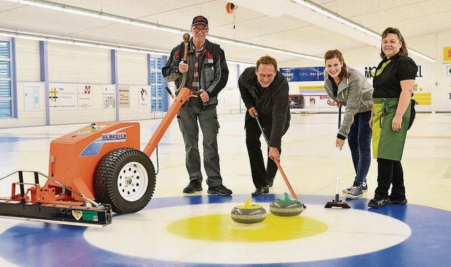 Sie freuen sich auf einen Ansturm in der Curlinghalle Weinfelden am Samstag: Eismeister Mike Herd, Präsident Markus Fässler, Infochefin Melanie Rietmann und Wirtin Karin Keller. (Bild: Mario Testa)