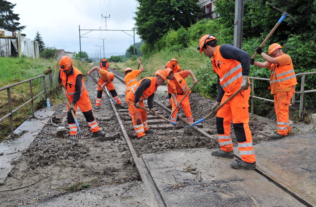 Auch hier werden viele Hände gebraucht: Aufräumarbeiten bei den Gleisen in Kradolf. (Bild: Nana do Carmo)
