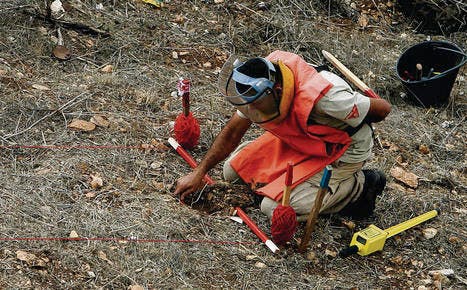 Gefährliche Arbeit: Auf der Suche nach Streubomben im Süden Libanons. (Bild: ap/Hussein Malla)