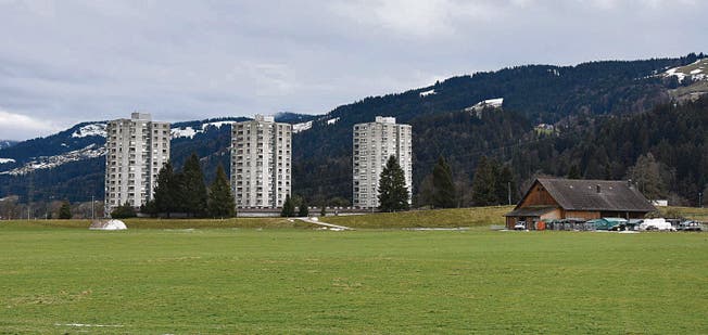Charakteristisch zeigen sich die drei Hochhäuser in der Ebene südlich der Zentrumsgemeinde Wattwil. (Bild: Anina Rütsche)