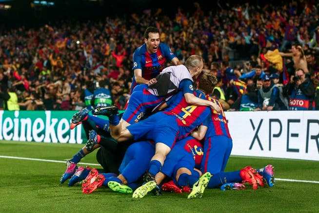 Die Spieler des FC Barcelona feiern den 6:1 Siege gegen Paris St.Germain. (Bild: QUIQUE GARCIA (EPA EFE))